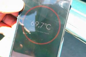 法国记者亲测:法巴对决场地座椅温度高达近70℃