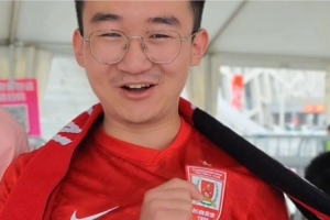 我们携手成为第12人，共为亚泰加油祝福！ 高考学子齐聚奥体为亚泰助威
