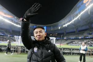 申花坚持平庸教练引争议，于汉超等待机会成焦点