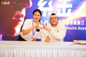 争议判罚引高潮?里夫斯与对手激战引发热议