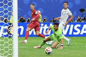C罗进两球！B费送出助攻，C罗单刀轻松射进，葡萄牙以3-0领先！
