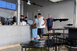 狂飙！贝林厄姆伦敦街头偶遇，墨镜白衫闲逛喜茶店