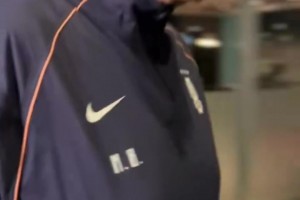 世界杯战绩惨淡出局！主帅贝尔萨独自一人回到乌拉圭！