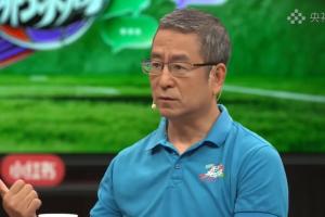 白岩松指出：西班牙三场淘汰赛中，神奇对方关键球员相继受伤退场，最终赢得胜利