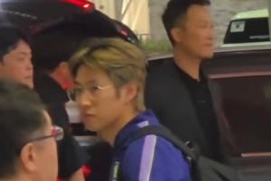 韩国球迷机场斥责洪明甫，李刚仁静立一旁沉思良久