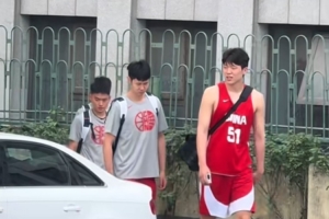 网友记录今日中国男篮风采，杨瀚森51号战袍展现神采