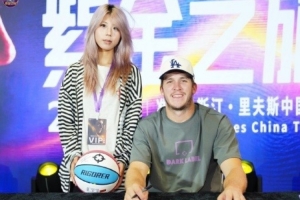这一战将改变格局?湖人球星里夫斯的石狮之行带来的深远影响