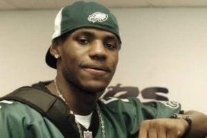 早有渊源：NFL费城老鹰队官方推特分享詹姆斯早年穿老鹰队装备的照片