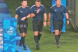 排面！历史首位三大杯决赛全满贯主裁科瓦奇亮相凤凰山
