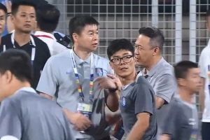 记者：于根伟因补时不足争论被出示红牌，球员感到无奈与愤怒