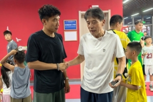昔日弟子重逢，足球报披露青岛德比赛后李章洙与郑智黄博文合影
