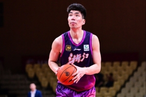 媒体人：余嘉豪坐镇内线 浙江男篮来季实力显著增强