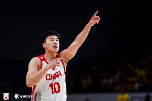 王俊杰半场表现突出，8投3中，三分球3中1，贡献7分4篮板2助攻1抢断，全队得分最高