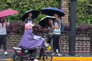 老激动了！欧文中国行 马路对面偶遇的中学生不敢相信