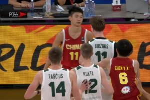 中国U17男篮让立陶宛媒体人感到愤怒,后者情绪激动,多次出现夹臂推人动作