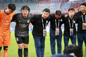 苗原称泰山队紧急招募康复团队，赛前非门将球员合练人数仅18人显不足