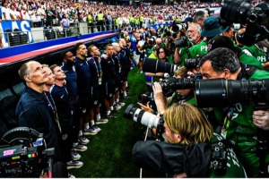图赫尔对FIFA表示不满：国歌演奏时面前50名摄影师紧贴脸部，严重影响了我的感受