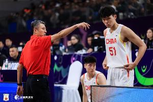 解说:杨瀚森8月代表国家出战无障碍,因后续两个窗口期他将无法参赛