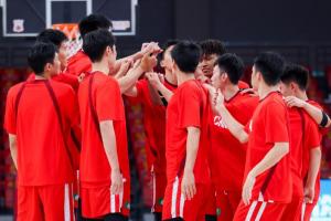 直播吧：21日男篮热身赛对澳大利亚队，阵容以年轻球员为主，新星悉数在列