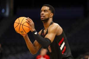 勇士与后卫阿特韦尔签订场均13.5分三分命中率45.8%的Exhibit-10合同