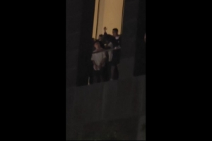 人气爆棚！C罗出现在酒店阳台，引发众多球迷热烈欢呼