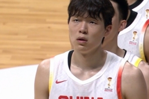 杨健：这场比赛杨瀚森理应主宰篮下，这让我想起了他在G联盟的出色表现