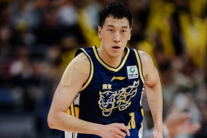宏远旧将杜润旺转会引热议,昔日辉煌与争议判罚再成焦点