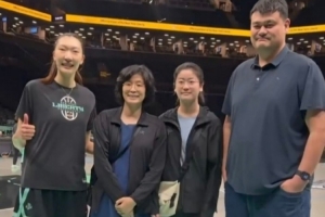姚明夫妇及女儿纽约亮相,观战自由人赛事与韩旭合影