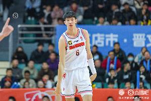 判罚争议引热议?黄明依续约背后宏远与对手大战火花四溅