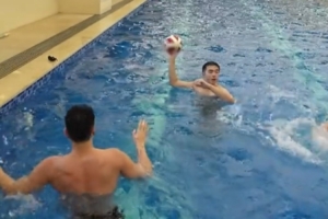 端午佳节巧逢世界杯，广东男篮训练休憩时泳池激情玩水足球